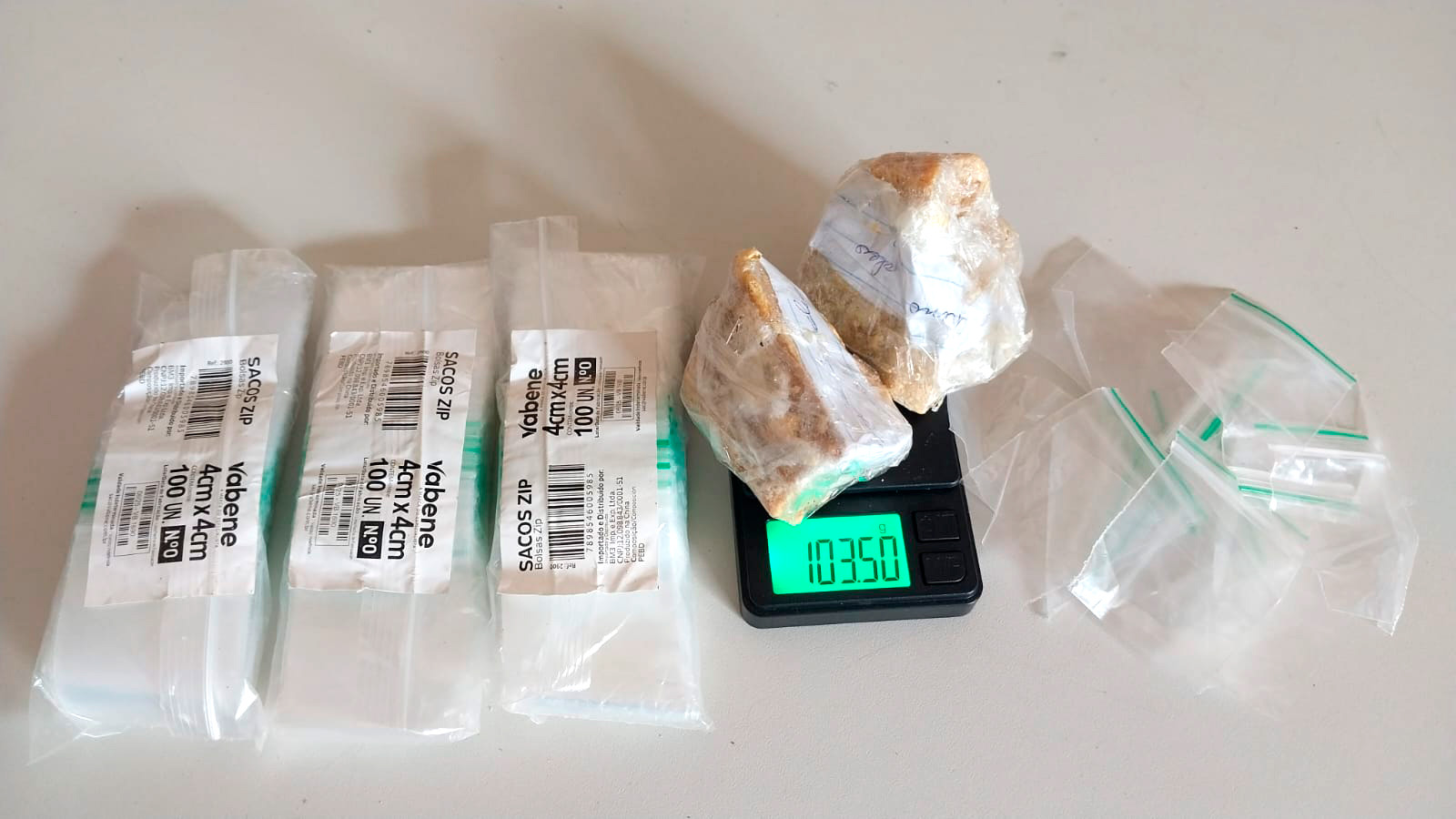 OURO PRETO DO OESTE – ADOLESCENTE É APREENDIDO PELA PM COM MAIS DE 100 GRAMAS DE CRACK