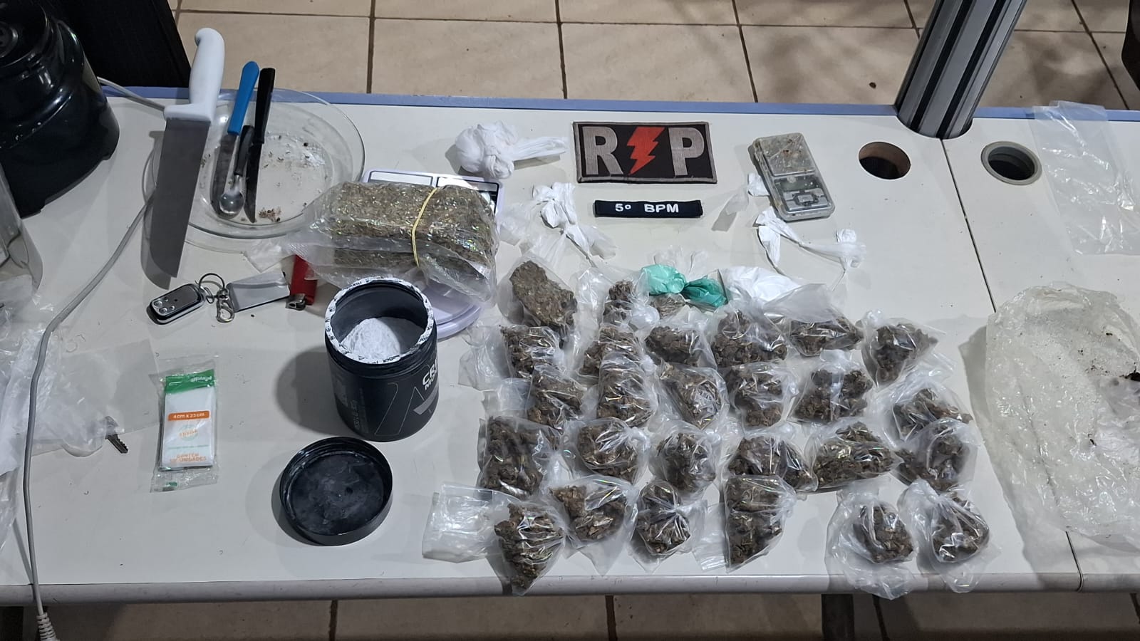 TRÁFICO É DESARTICULADO: PM ENCONTRA DROGAS, BALANÇAS E MATERIAL PARA COMERCIALIZAÇÃO EM PORTO VELHO