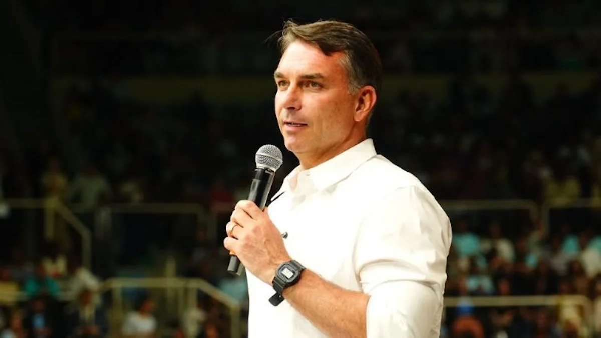 Após petição com 70 mil assinaturas, Justiça adia homenagem a Flávio Bolsonaro