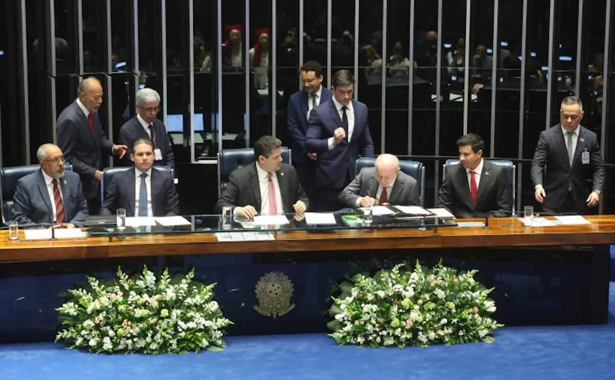 Fim da escala 6x1 é promulgado em sessão solene do Congresso Nacional