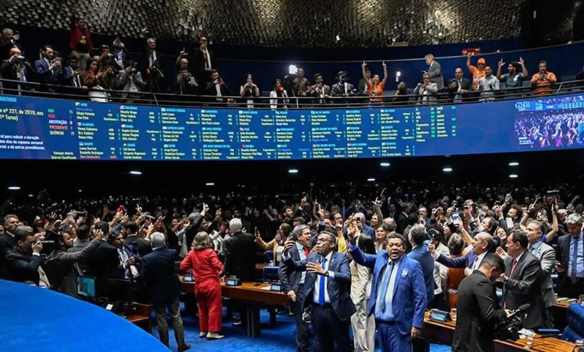 Senado aprova fim da escala 6x1; empresas terão de rever contratos e convenções coletivas